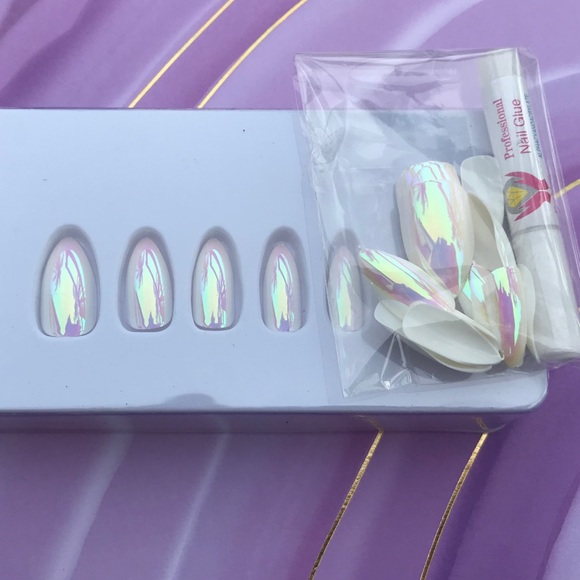 New In Box Tip Beauty Iridescent Glue on Nails - Picture 3 of 3